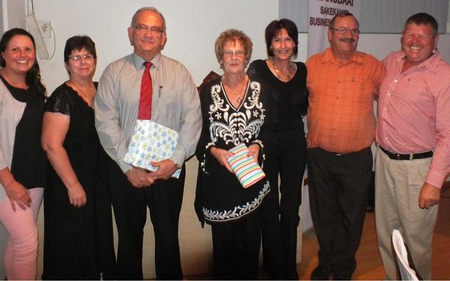 Vlnr is Jorine van der Merwe, Glenda Kitley, Coenie Groenewald, Raadsdame Nicolette Botha-Guthrie, RenÃ© Beukes, Kat Myburgh en Fanie Bothma tydens die oorhandiging van blyke van waardering